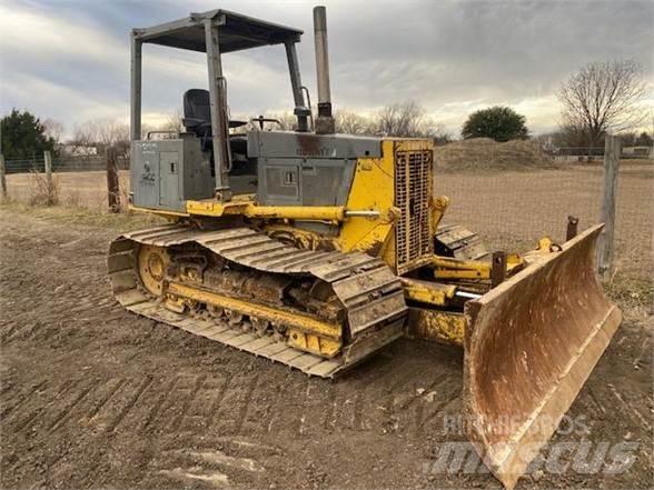 Komatsu D32P-1 بلدوزرات مجنزرة