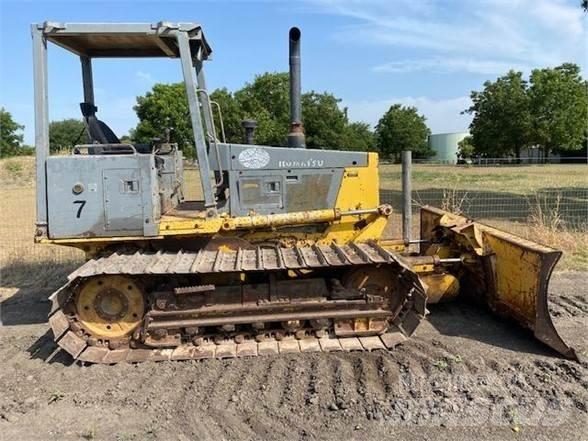 Komatsu D32P-1 بلدوزرات مجنزرة
