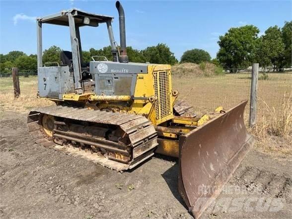 Komatsu D32P-1 بلدوزرات مجنزرة
