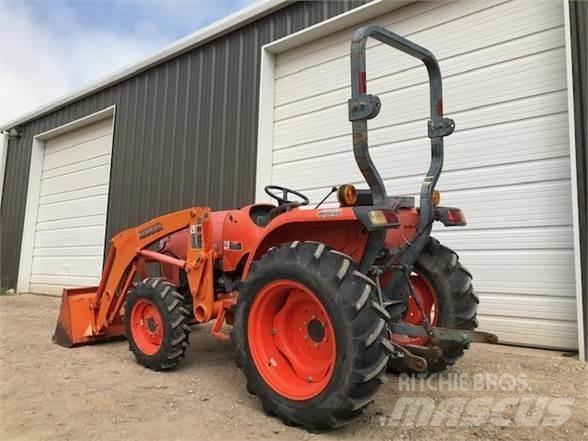 Kubota L3200 الجرارات