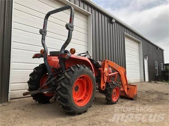 Kubota L3200 الجرارات