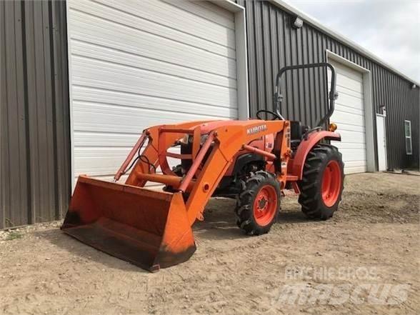 Kubota L3200 الجرارات