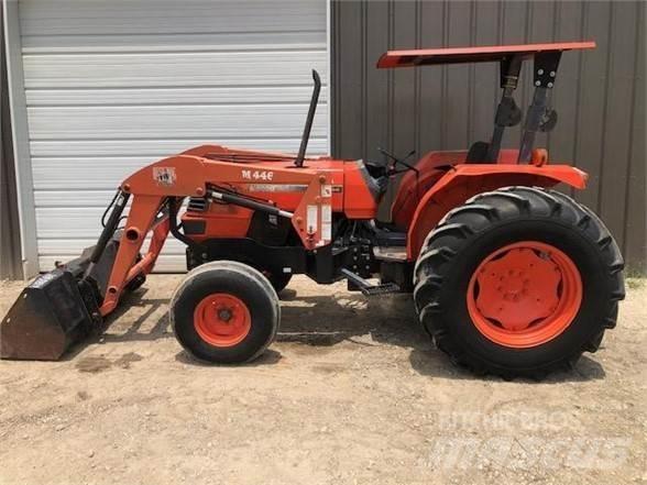 Kubota M9000 الجرارات