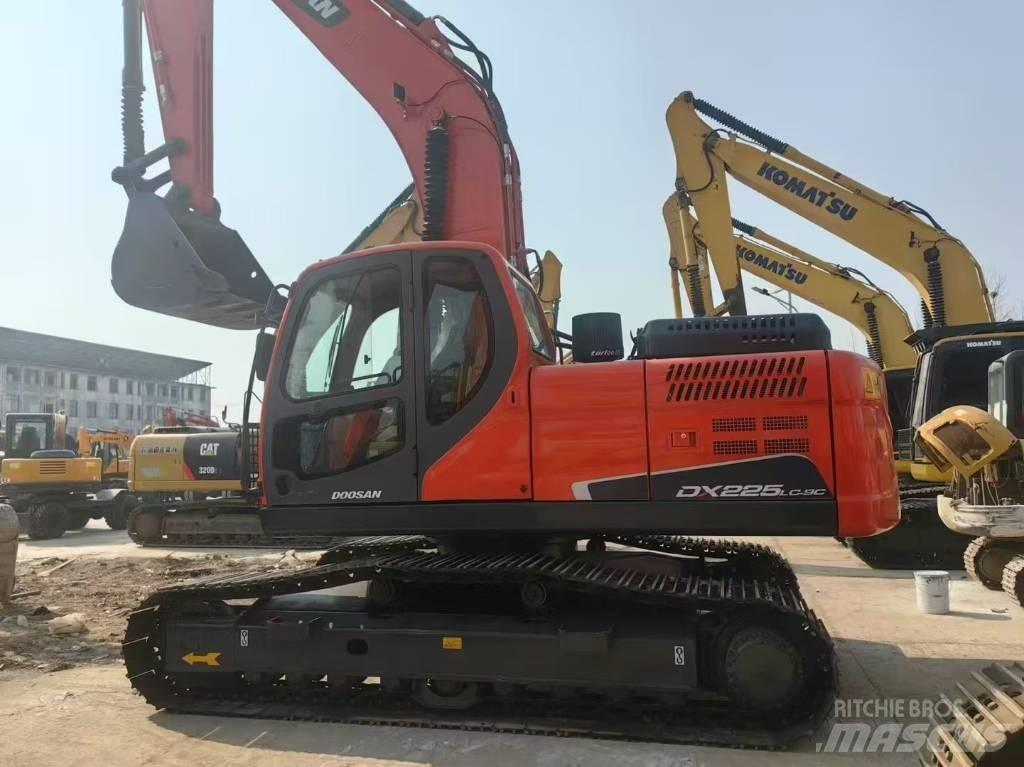 Doosan DX 225 LC حفارات زحافة