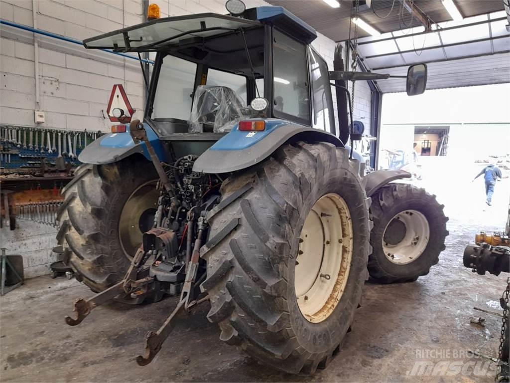 New Holland 8560 الجرارات