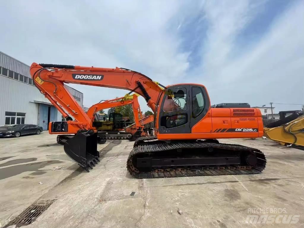 Doosan DX 225 LC حفارات زحافة