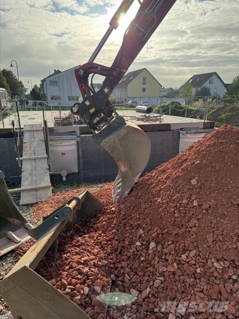 Yanmar B 110 W حفارات بعجل