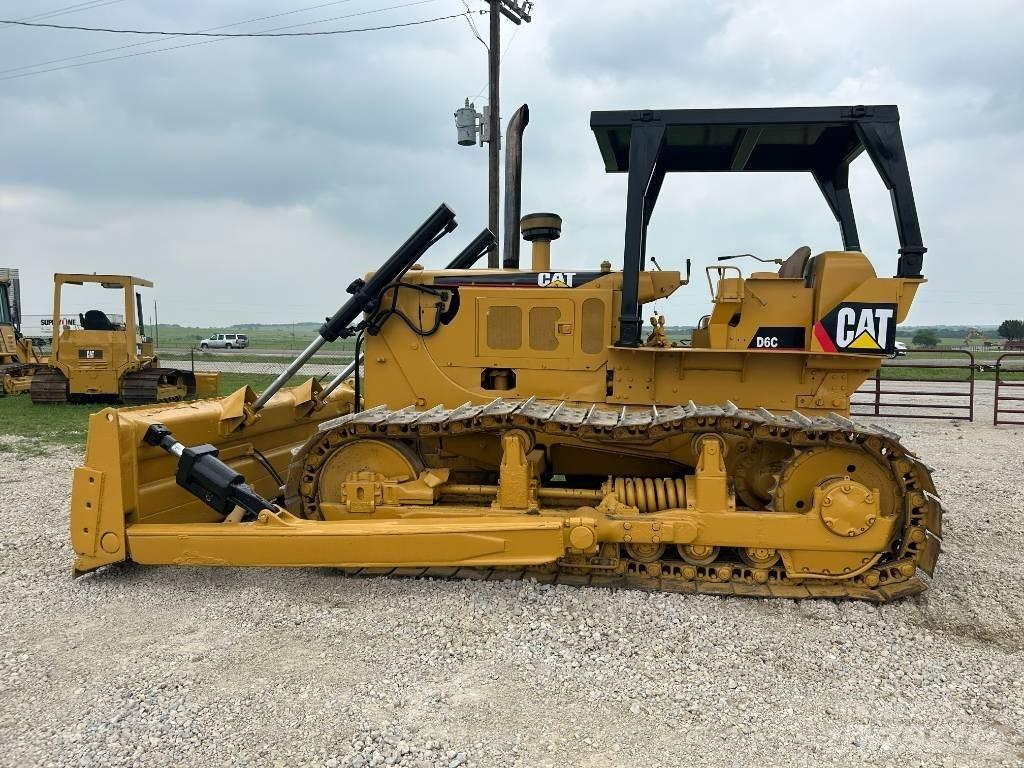 CAT D 6 C بلدوزرات مجنزرة