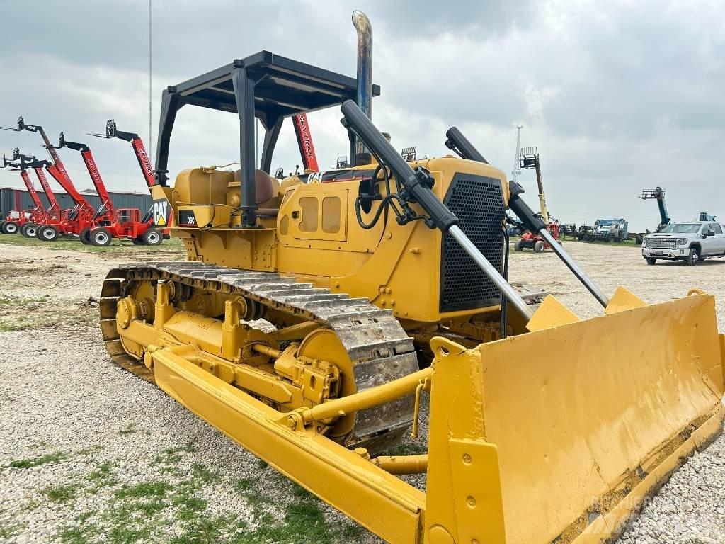 CAT D 6 C بلدوزرات مجنزرة