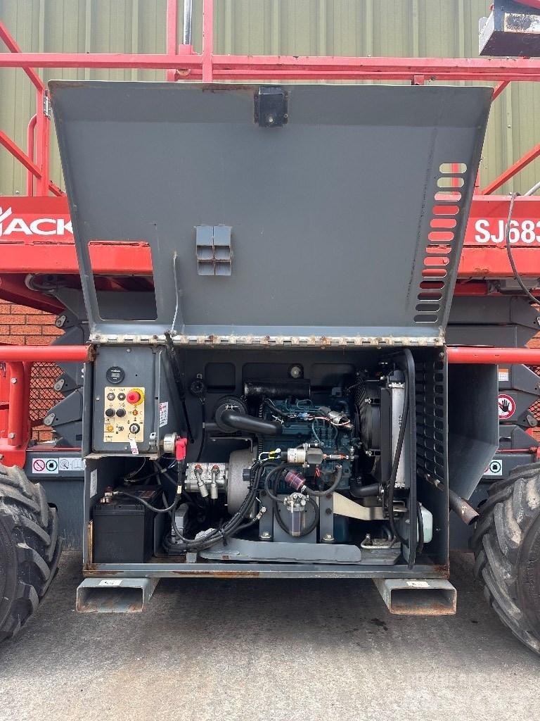 SkyJack SJ 6832 RT رافعات مقصية الشكل