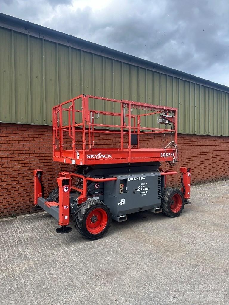 SkyJack SJ 6832 RT رافعات مقصية الشكل