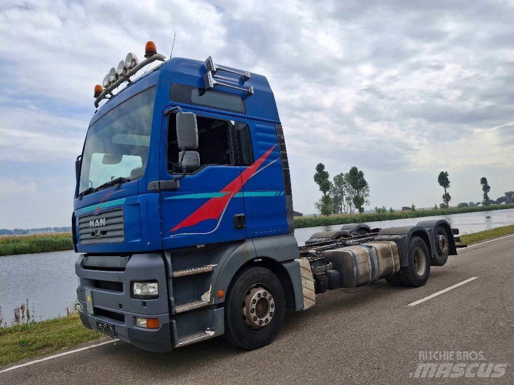 MAN TGA 26.390 6X2 شاحنات بمقصورة وهيكل