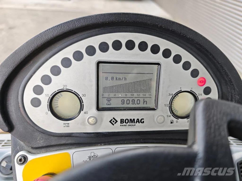Bomag BW 177 D-5 مداحل ذات إطارات هوائية