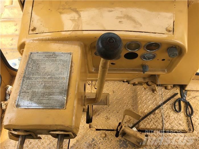 CAT D 8 K بلدوزرات مجنزرة