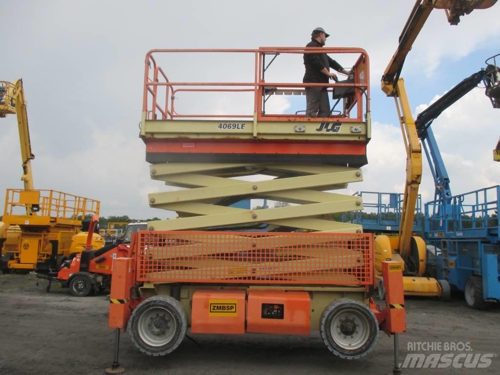 JLG 4069 LE رافعات مقصية الشكل