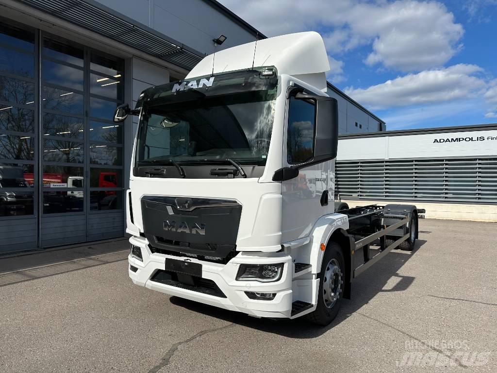 MAN TGM 18.290 شاحنات بمقصورة وهيكل
