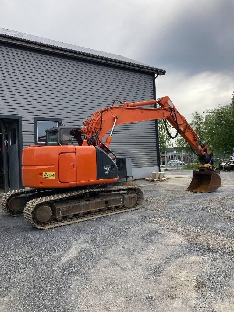 Hitachi ZX 135 حفارات زحافة