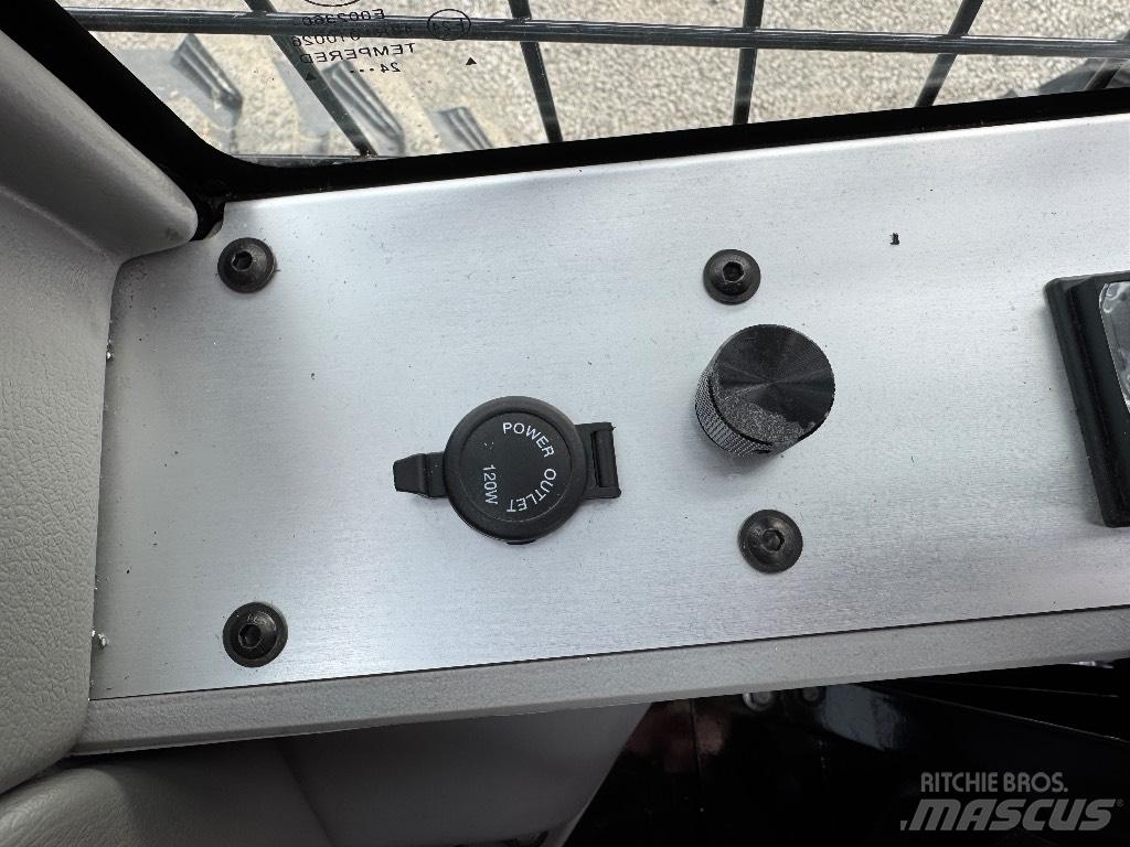  HPS SK1100 لوادر انزلاقية التوجيه