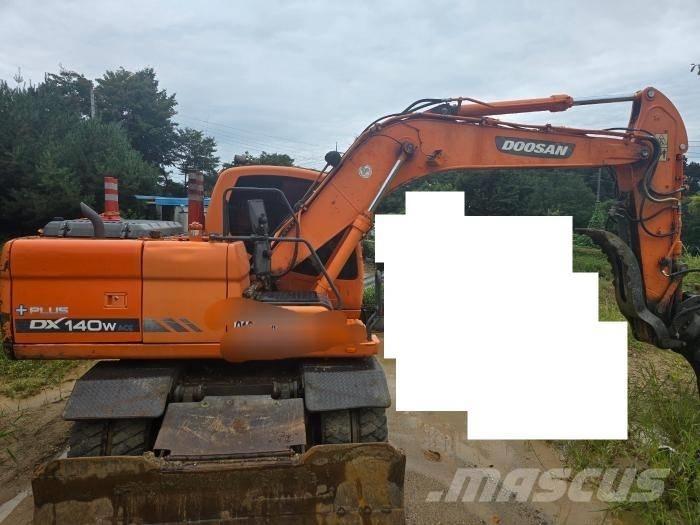 Doosan DX 140 W حفارات بعجل