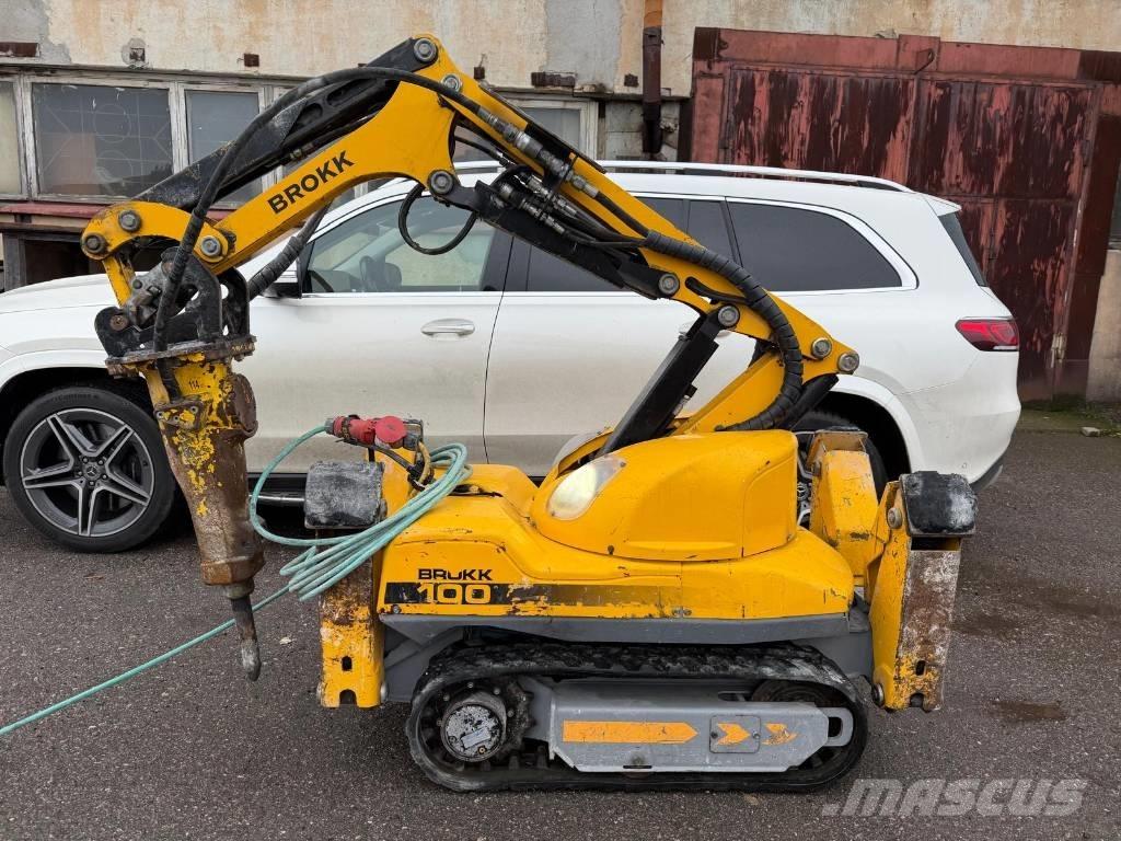 Brokk 100 حفارات هدم