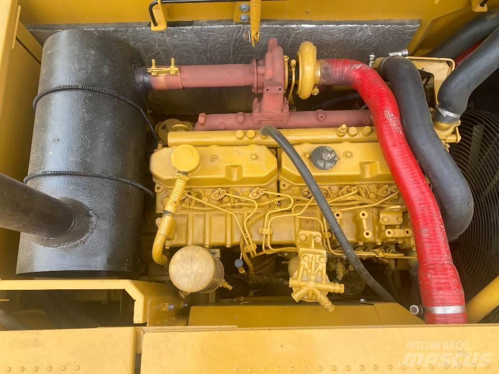 CAT 320 D حفارات زحافة
