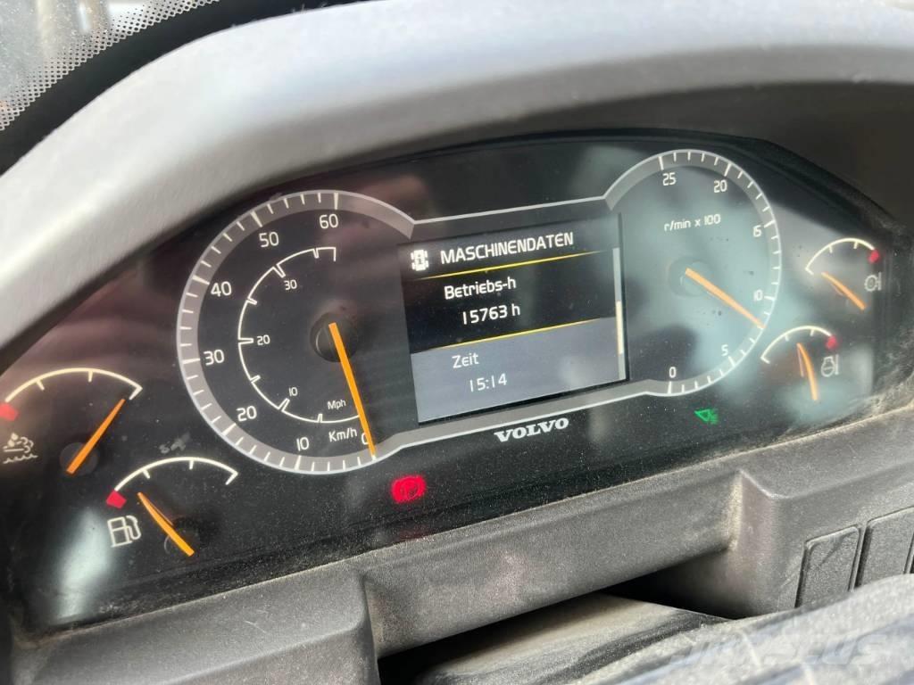 Volvo L220H لوادر بعجل