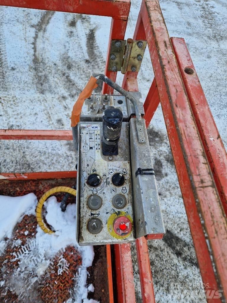 SkyJack SJ 6832 RT رافعات مقصية الشكل