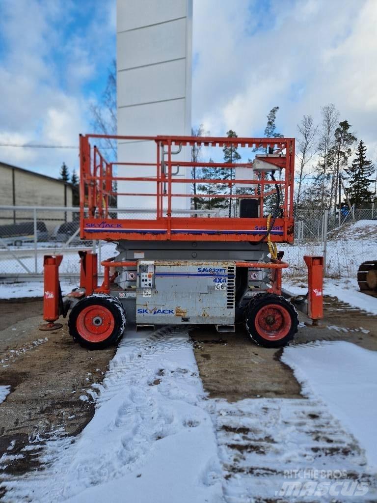 SkyJack SJ 6832 RT رافعات مقصية الشكل