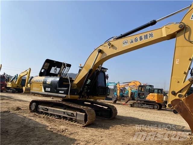 CAT 326D حفارات زحافة