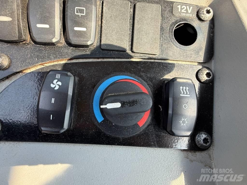 CAT 908 لوادر بعجل
