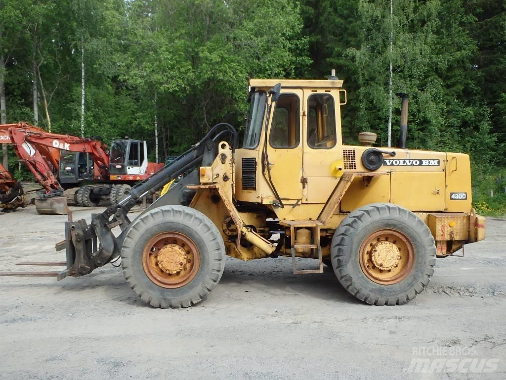 Volvo BM 4300 4x4 لوادر بعجل