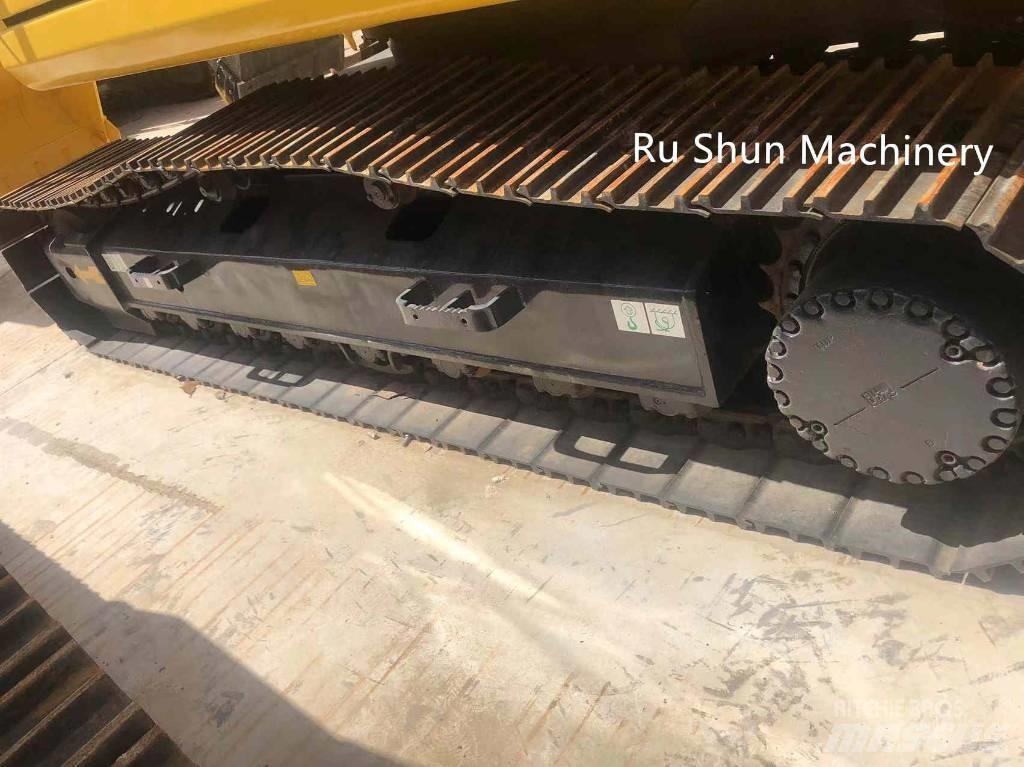 Komatsu PC 220-8 حفارات زحافة