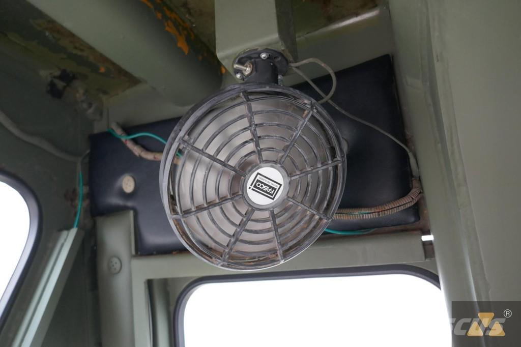 CAT D7G Ex-army بلدوزرات مجنزرة