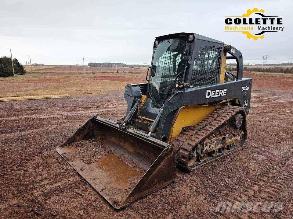 DEERE 323D لوادر انزلاقية التوجيه