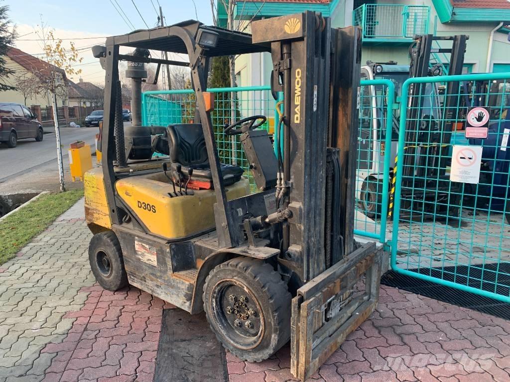 Daewoo D30S-3 V-3523 شاحنات الديزل