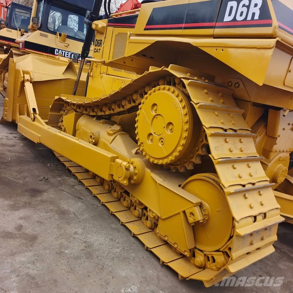 CAT D 6 R بلدوزرات مجنزرة