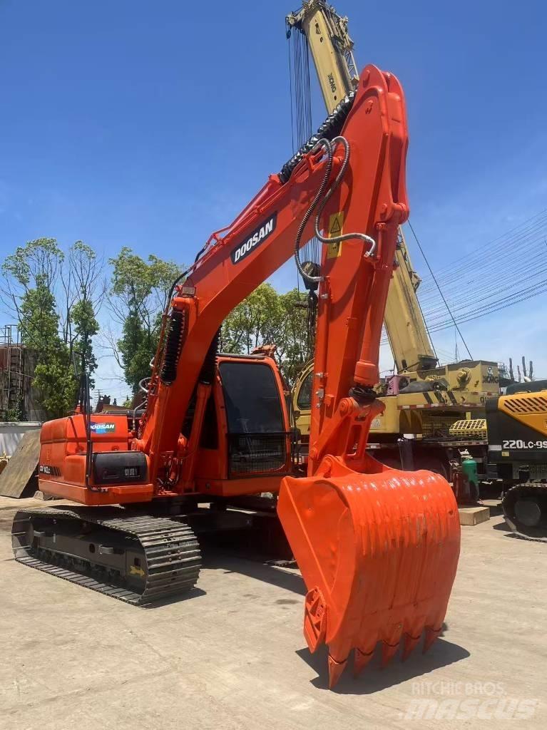 Doosan DX 140 LC حفارات زحافة