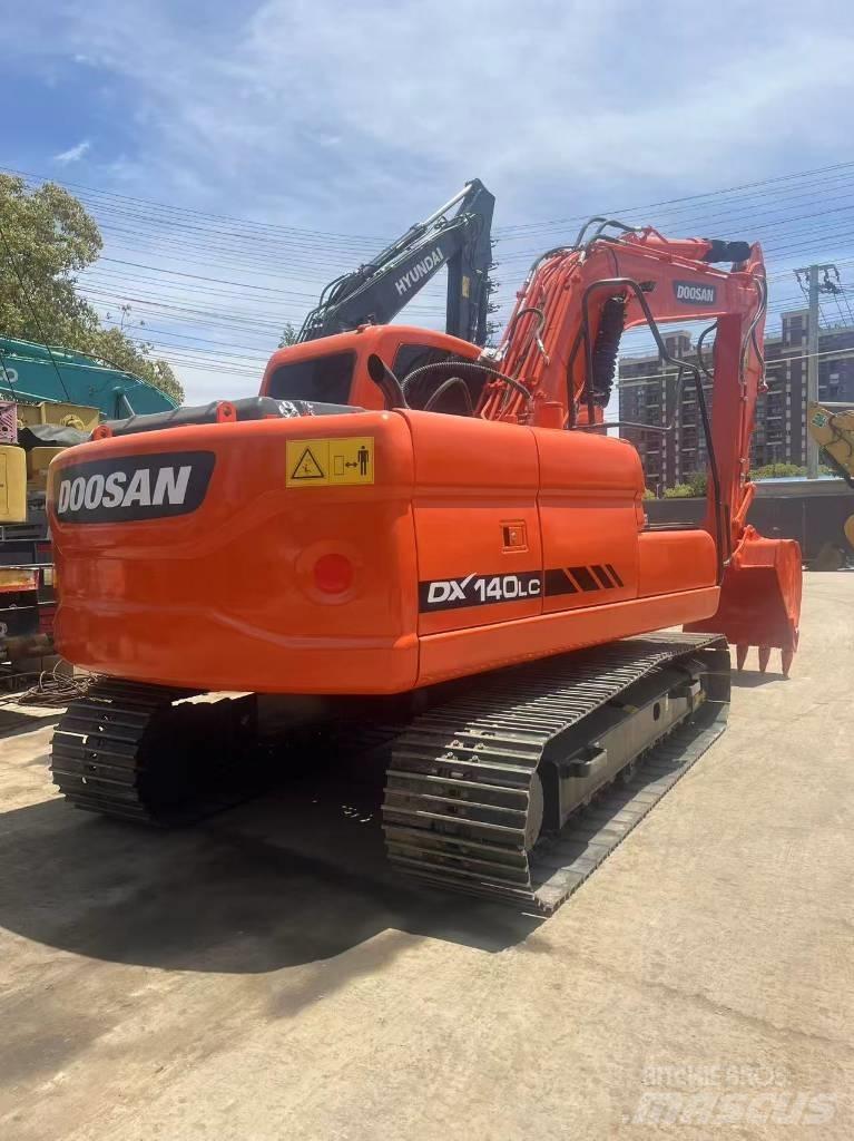 Doosan DX 140 LC حفارات زحافة