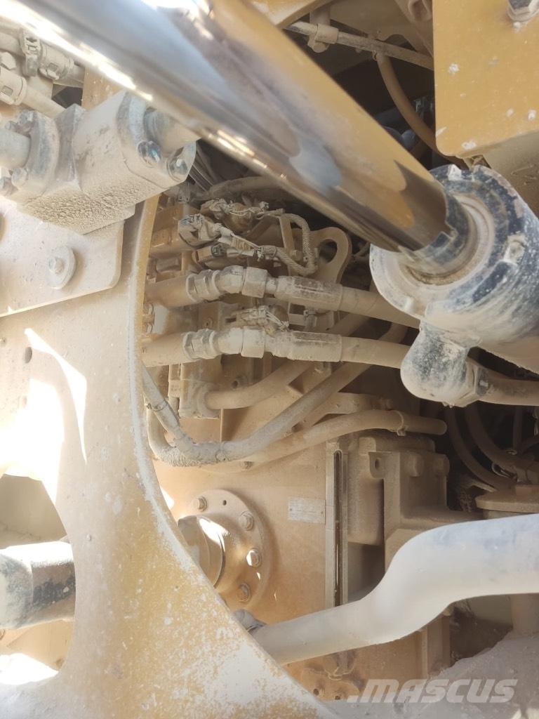 CAT 966 M لوادر بعجل