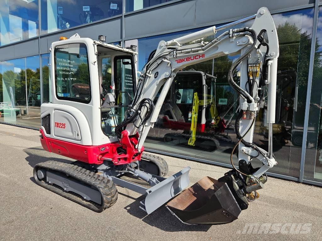 Takeuchi TB 225 حفارات صغيرة أقل من 7 طن (حفارات صغيرة)