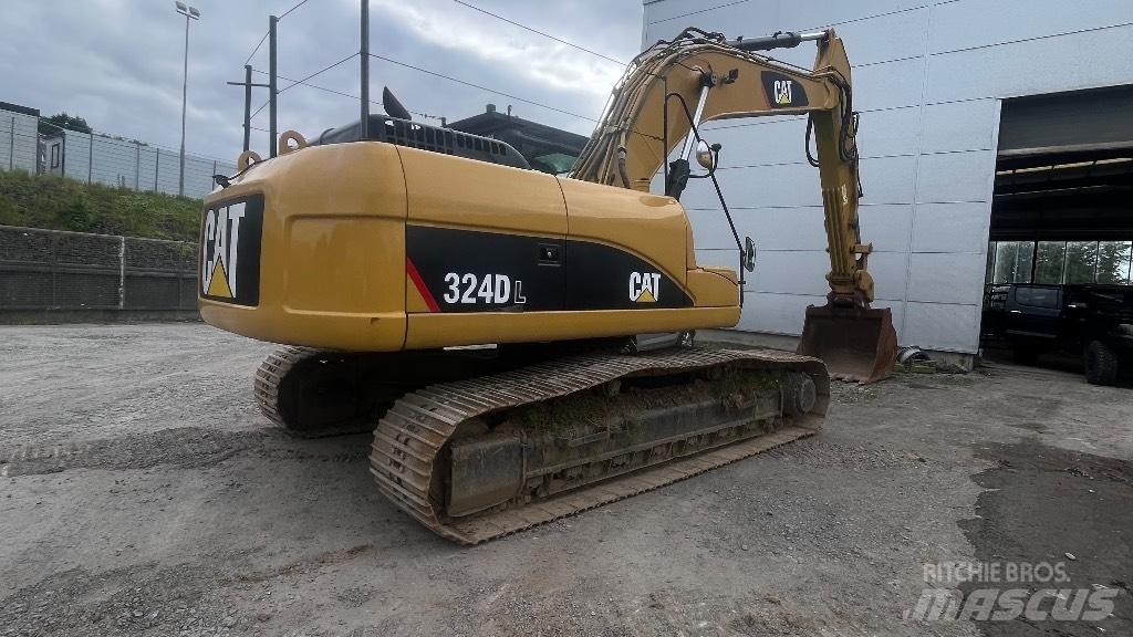 CAT 324 D L حفارات زحافة