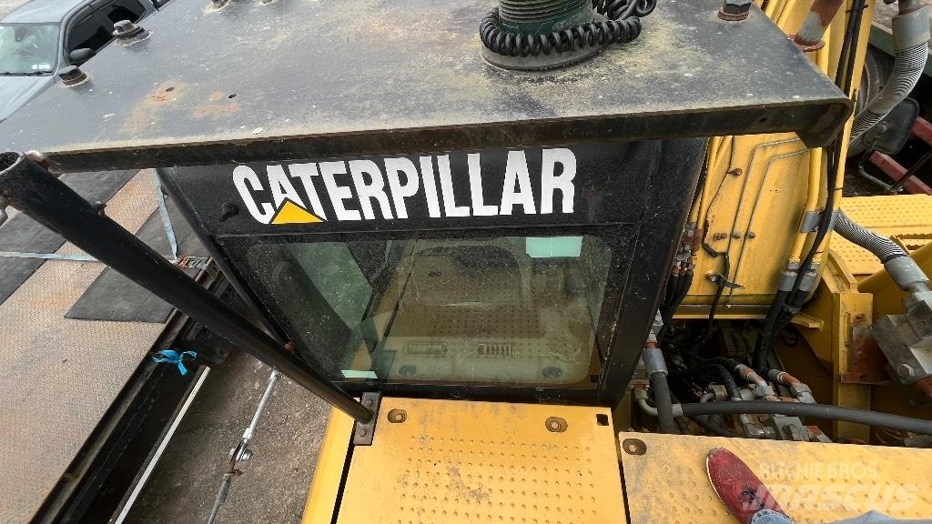 CAT 324 D L حفارات زحافة