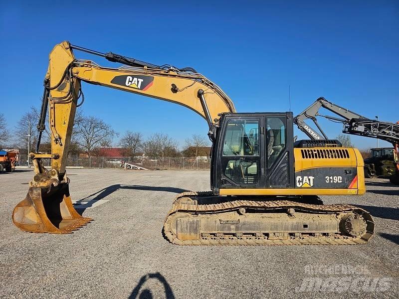 CAT 319 D L حفارات زحافة