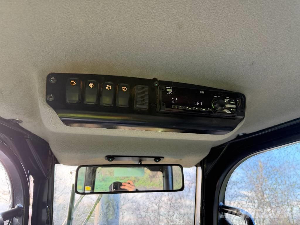 CAT D 4 K 2 LGP بلدوزرات مجنزرة