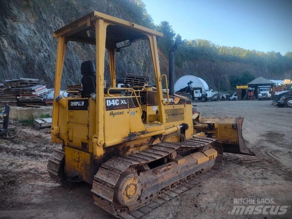 CAT D 4 C XL HST بلدوزرات مجنزرة