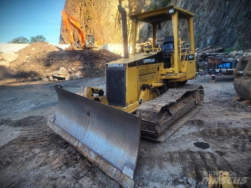 CAT D 4 C XL HST بلدوزرات مجنزرة