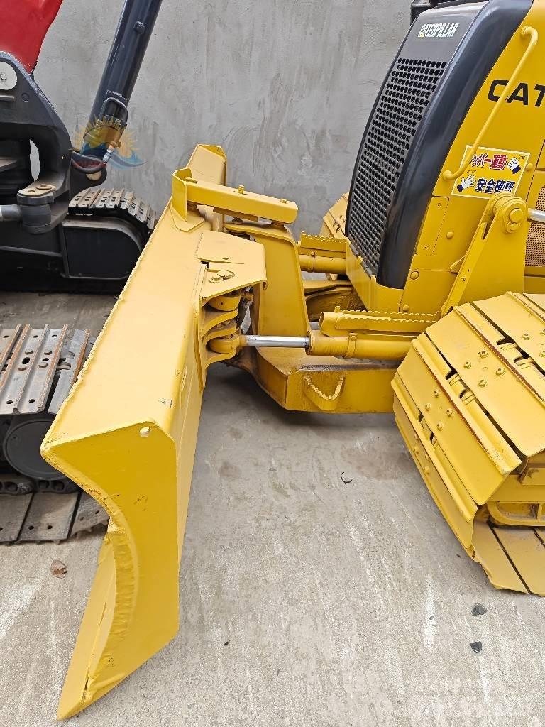 CAT D 5 K بلدوزرات مجنزرة