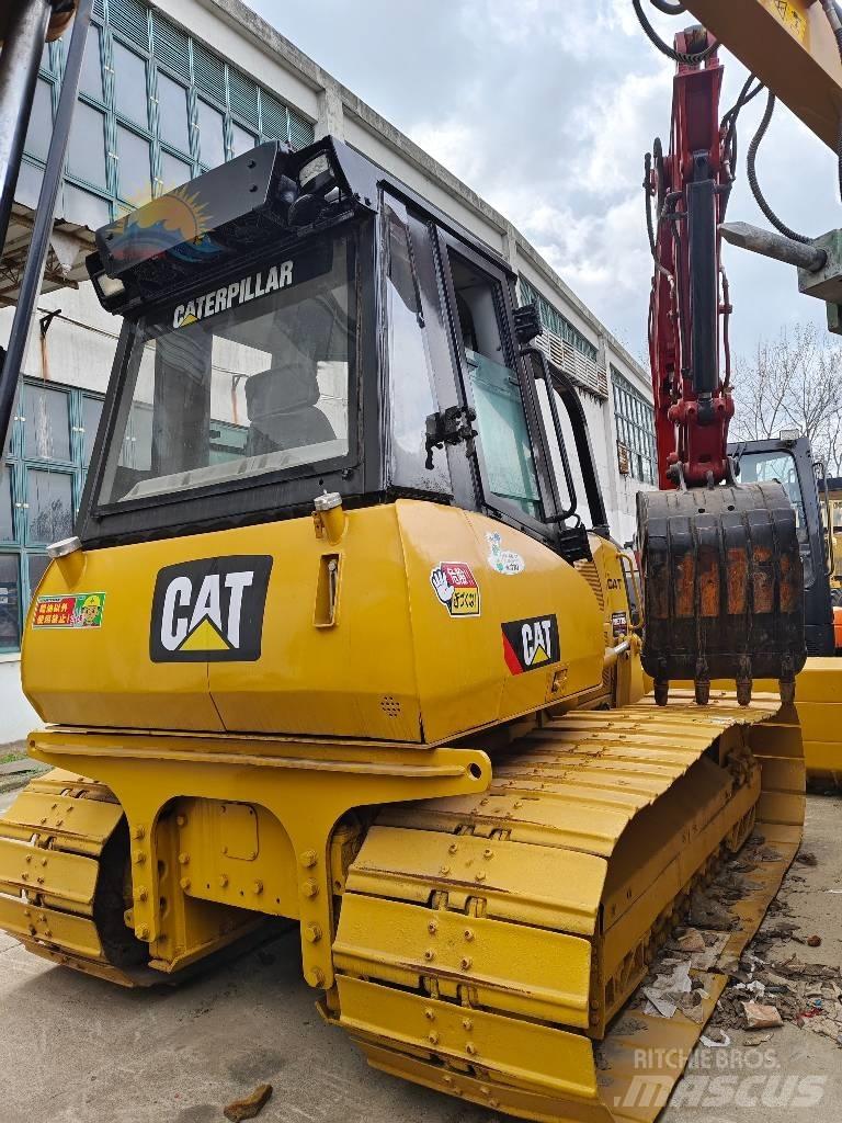 CAT D 5 K بلدوزرات مجنزرة