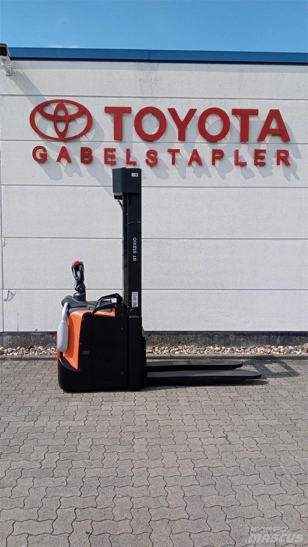 Toyota SWE160L معدات التكديس الجوالة