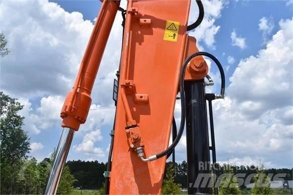 Hitachi ZX 135 حفارات زحافة